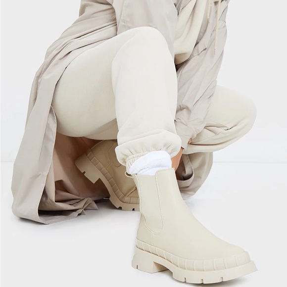NWT PrettyLittleThing Cream Chunky Welly Style Chelsea Boots Size 8 - Picture 4 of 7